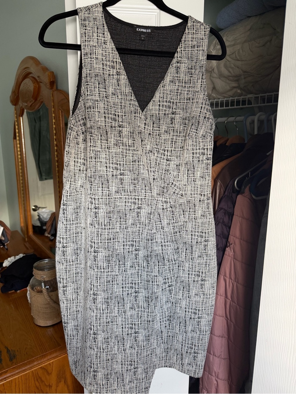 Express Textured Black and White V-Neck Sheath Dress